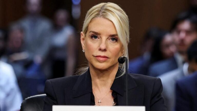 “TWO MINUTES AGO SHE OWNED THE ROOM — THEN ONE SENTENCE ERASED HER…”Pam Bondi swept into the MSNBC studio like a victor on parade — shoulders back, smile set, catchphrases sharpened to draw blood. Within seconds, her monologue was everywhere: clips, quotes, gloating posts. She’d come to flip the script on Rachel Maddow, and for twenty breathless seconds it looked like she had… – hghgiangg